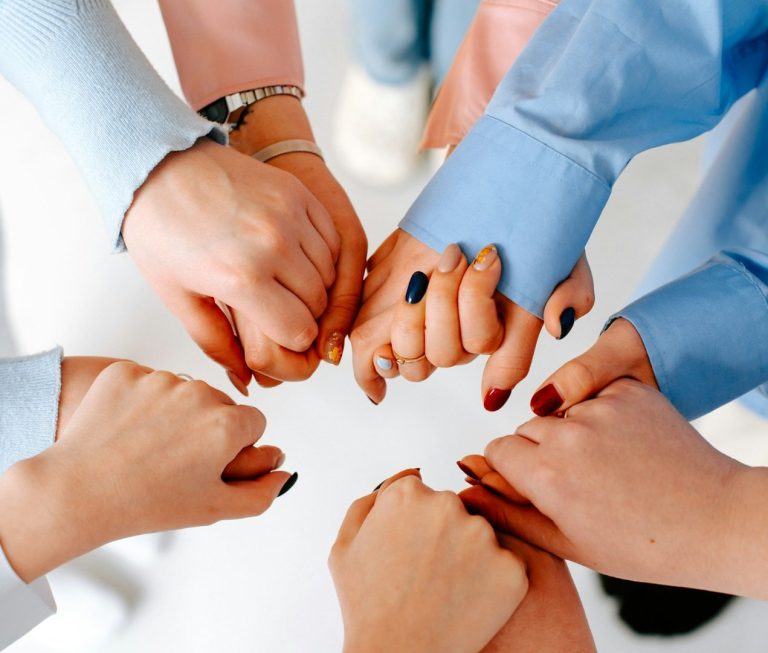 Diakomigra Die Diakomigra ist eine engagierte Fürsprecherin für die Integration zugewanderter Menschen – von Geflüchteten bis hin zu Fachkräften. Sie u